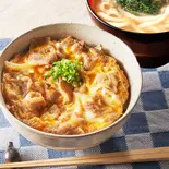 肉の旨味あふれる 牛カルビ卵とじ丼と選べるミニ讃岐うどんセット（丼ぶりとうどん つるや 東葛西店）