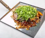 そば肉玉・たっぷり青ネギかけ（八昌）
