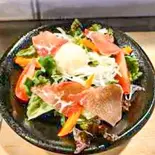 生ハム温玉シーザーサラダ（ダイニングキッチン 奈央輝）