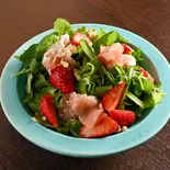 季節の果物と生ハムのさっぱりサラダ（酒と肴 めから鱗）