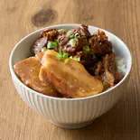 あいもり。牛すじ煮込み角煮丼 Stewed Beef Tendon Kakuni Rice Bowl（トロじゅわ煮込食堂 豚角丸 糀谷）