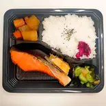 美味しい鮭弁当 日替り惣菜付き（デリカココニコ）