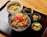 ちょっと贅沢な牛丼と具だくさんの豚汁（パーラー躙口）
