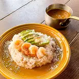 プリプリ海老とアボカドのカレー（カキノキテラス）