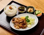 ごはんが止まらない！生姜焼きと具だくさんの豚汁弁当（パーラー躙口）