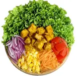 スパイシーカレーチキンのサラダ(スパイシーカレーチキン・ニンジン・タマゴ・トマト・レッドオニオン)（Green×Greenアクアシティお台場店）