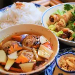 ブンチャー (焼きつくね・豚焼肉・揚げ春巻き入り混ぜ混ぜ麺)（ベトナム料理店 ホイアン大阪店）