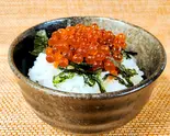 いくらの醤油漬け丼 小(ごはん120グラム)（「肉うどん」と「肉吸い」のお店 黒牛亭 KuroUshiTei）