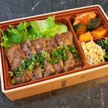 黒毛和牛上カルビ弁当 ～ネギ塩味ガーリック風味～（焼肉 飛車角 横浜天理ビル店）
