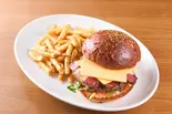 自家製スモークベーコンチーズバーガー（THE BURGER SHOP 393）