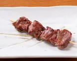 はつ(串焼き豚)1本（昭和酒場 焼き鳥 新宿萬太郎）