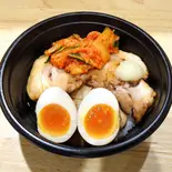 背徳感のキムチ炙り豚丼（圧倒的背徳感！炙り豚RUSH！ 弘明寺店）
