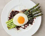 アスパラグリルとサニーサイドアップ Grilled Asparagus with Sunny-Side up Egg（FLOWS GRILL | BAR 中野）