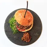和牛炭焼きパテのハンバーガー(CAVE)