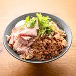 デカ盛りチャーシュー3種あいがけ丼（ニク×ト×ソバ 本店）