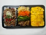韓国家庭やさしい3種セット プルコギ丼+ナムル盛り合わせ+韓国式玉子焼き（Welcome Ikemen）