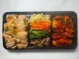 肉×旨辛バランス定食 サムギョプサル丼+ナムル盛り合わせ+イイダコ炒め（Welcome Ikemen）