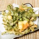 春菊と魚介の大判かき揚げ（手打ちそば 志喜千庵）