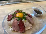 低温調理の三色ステーキ丼（人と地球に優しいカフェ はぐくみ）