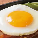目玉焼き（1ポンドのステーキハンバーグ タケル 日本橋オタロード店）