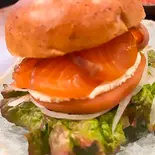 スモークサーモン＆クリームチーズ（Smoky Monkey Hamburger）