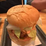 チキンジンガバーガー＆ポテトフライセットChicken Zinger Burger ＆ Potato Fry Set（PIKEBA Halal Cafe ＆ Restaurant）