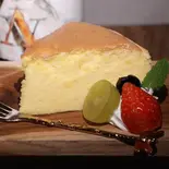 ふんわりカプリ風スフレチーズケーキ（よねおじさんのケーキ屋さん 北新地店）