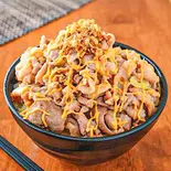 【満足】チーズオニオンガーリック焼き豚丼肉大盛+濃厚！ちょいカレー付き(お肉400g)（激盛り豚丼 メガトン 江古田店）