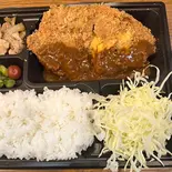メンチチーズインカツライスデミソース弁当。（キッチンのとや）