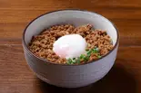 やみつき 豚そぼろ温玉丼（喜來喫飯）