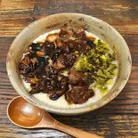 香ばしさとコクの贅沢な重なり 熟成黒酢と焦がし醤油で仕上げた 滋味あふれる選べるお肉粥 (高菜付)（風邪・胃腸炎の回復に お粥小屋 健康お粥専門店）