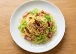 キャベツとベーコンのペペロンチーノ（Food Bar Acci）