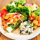 てんとうむしプレート『ほうれんそう と トマト、根菜の 彩りポテトグリーンキッシュ』（cafe＆market くまと文鳥）