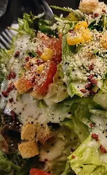 炙りシーザーサラダ（炭火焼居酒屋炎）