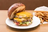 ダブルチーズバーガー（THE BURGER SHOP 393）