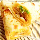 玉子ブレッド野菜巻き(鸡蛋饼卷土豆丝和各种拌菜)（東京煎餅菓子専門店 居酒屋 樺）