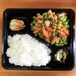 鶏肉とむき枝豆辛味炒め弁当（中国家庭料理 佳成）