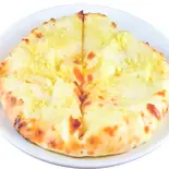 ガーリックチーズナン / Garlic Cheese Naan（Asian Kitchen Sakura）