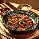 老武漢式黒鴨の土鍋煮込む・黑鴨煲(小尾羊 薬膳しゃぶしゃぶ 巣鴨店)