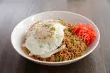 そばめし(目玉焼のせ)(大衆酒場×串かつ 源)