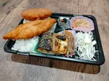 デラックス鯖弁当 ※麦飯になります(お惣菜 団欒)