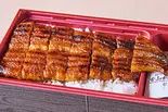 ＼当店名物/肉厚の三重県産うなぎ「特選鉄釜鰻丼レギュラー」(漬物・タレ・山椒付)（鉄・釜・鰻 ねどこ 南森町店）