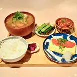 豚汁付き明太子のせだし巻き卵とおばんざい弁当（梅と蜂）