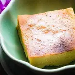 D1カノム・モッゲーン(黄色豆のプリンケーキ)/Yellow Beans Pudding Cake/ขนมหม้อแกง（タイ・アヨタヤ 立川本店）