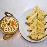 ダル(豆)カレー+チーズナン(beans+cheese naan))(カレーキング Curry king)