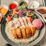 サラダライスで合い盛りジューシーチキンオーバーライス(グリルしたもも肉と低温調理のむね肉のハーフ＆ハーフ)※カリフラワーライス使用（TOKYO FITNESS CHIKEN 千川店 高たんぱく・糖質制限）