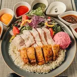 サラダライスで合い盛りジューシーチキンオーバーライス(グリルしたもも肉と低温調理のむね肉のハーフ&ハーフ)※カリフラワーライス使用(【糖質制限・高たんぱく】ヘルシーチキンオーバーライス TOKYO CHIKEN LIFE 東京チキンライフ)