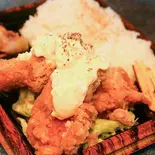 玉ねぎ・玉子たっぷりソースが堪らない「オニ玉から揚げ定食」2個セット（バンバン番長）