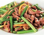 牛肉とニンニクの芽炒め(牛肉炒蒜苔)（萬来仙閣）