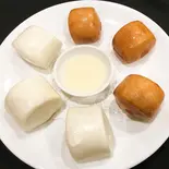 蒸しと揚げ一口饅頭（中国東北家郷料理 永利 池袋本店）